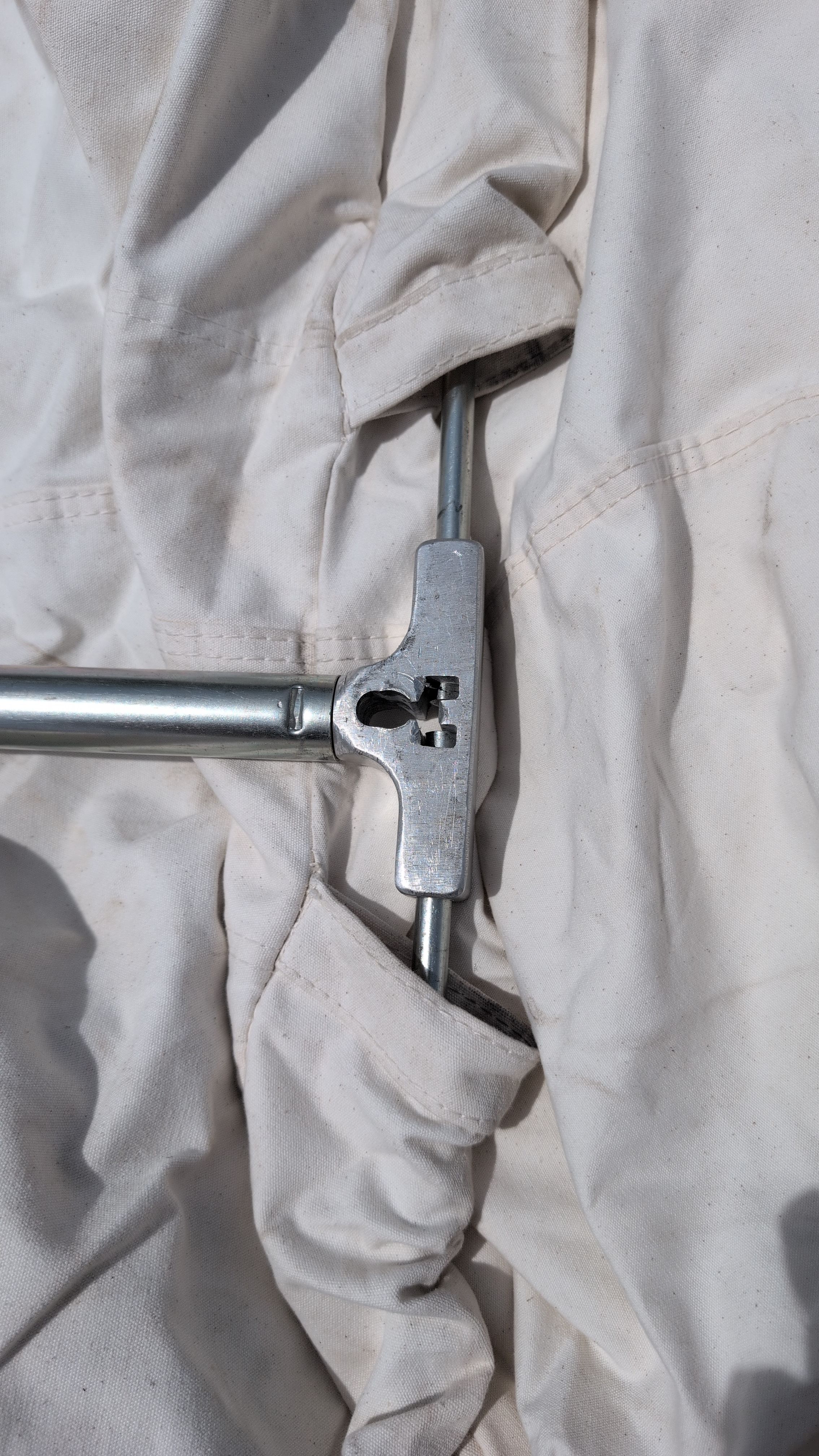 Photo of T-connector fitting onto crossbar at one end of shelter
